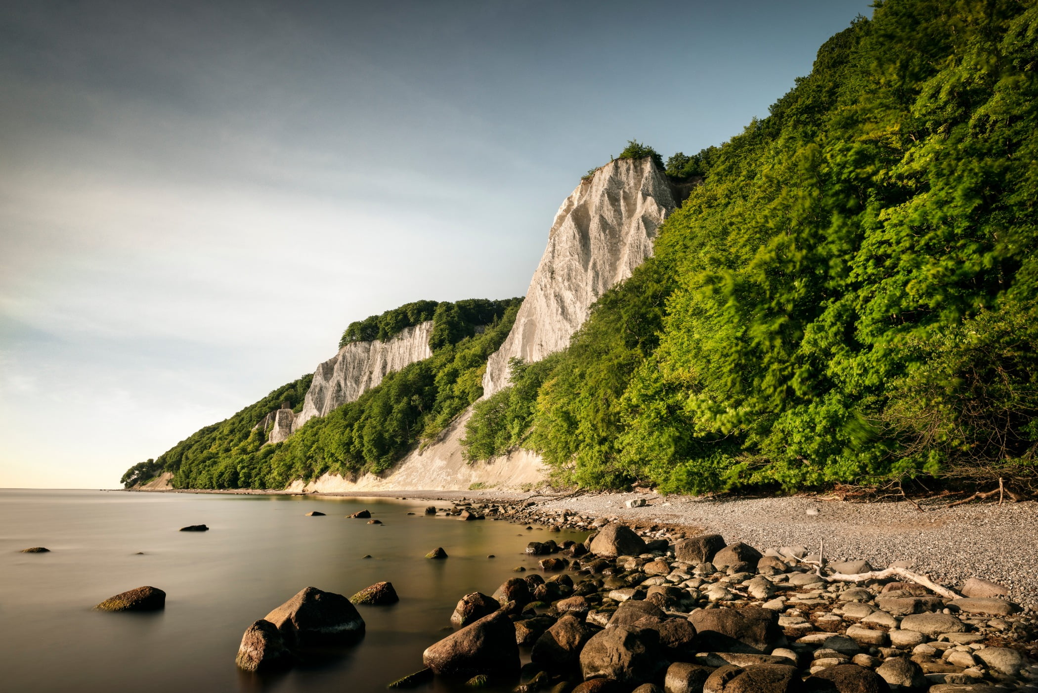 Coastal and oceanic landforms, Natural landscape, Mountain, Promontory, Terrain, Bank, Bedrock, Shore, Rock, Coast