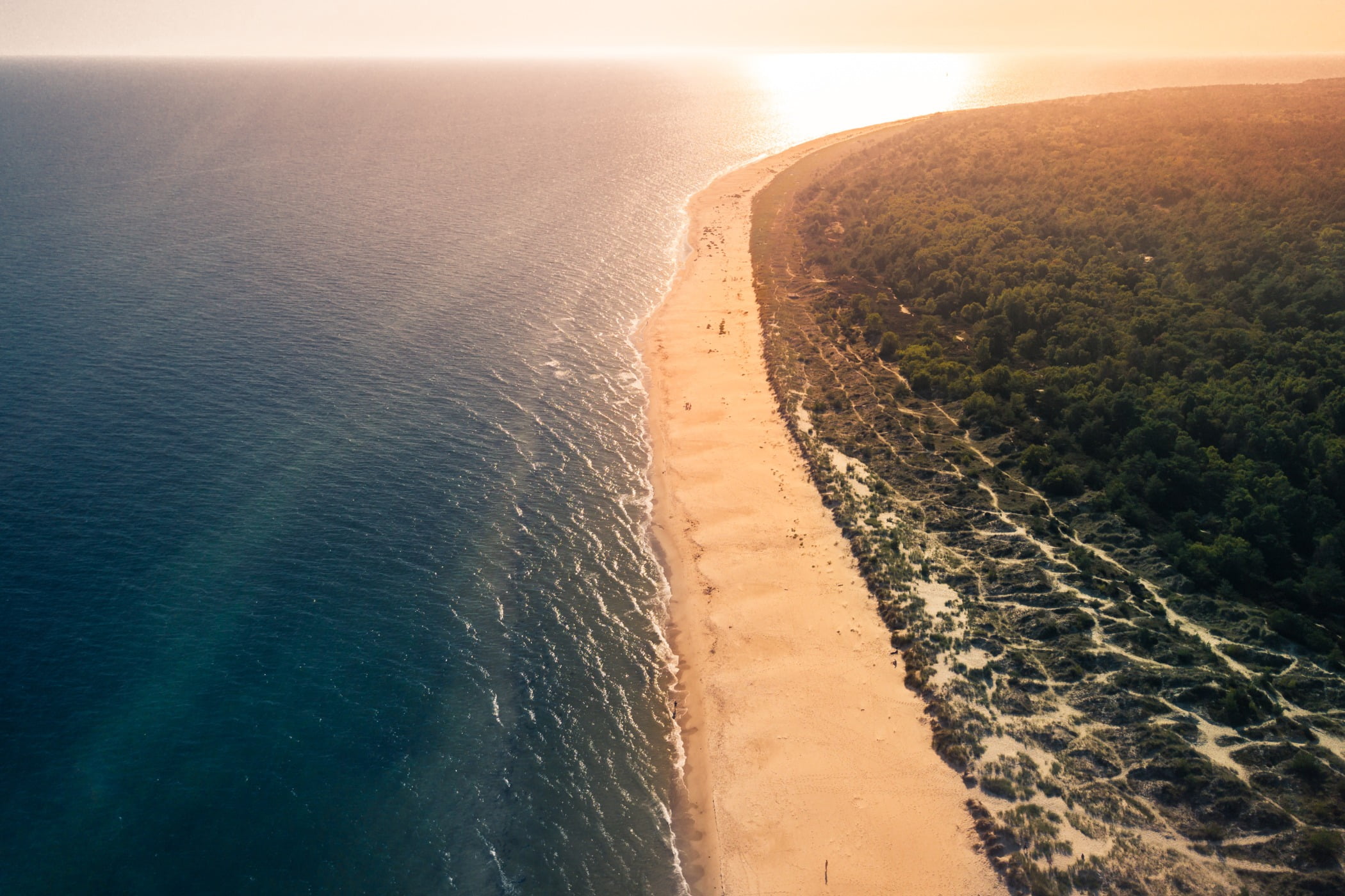 Coastal and oceanic landforms, Water resources, Natural landscape, Atmospheric phenomenon, Atmosphere, Sky, Ecoregion, Cloud, Sunlight