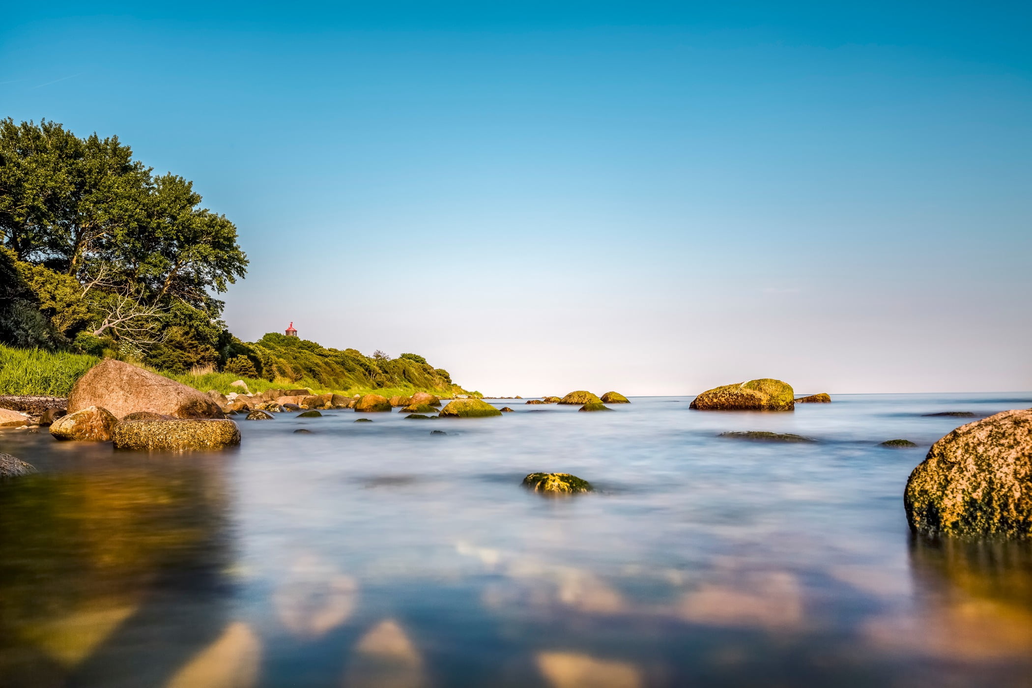 Coastal and oceanic landforms, Body of water, Natural landscape, Island, Watercourse, Shore, Bank, Coast, Rock, Nature
