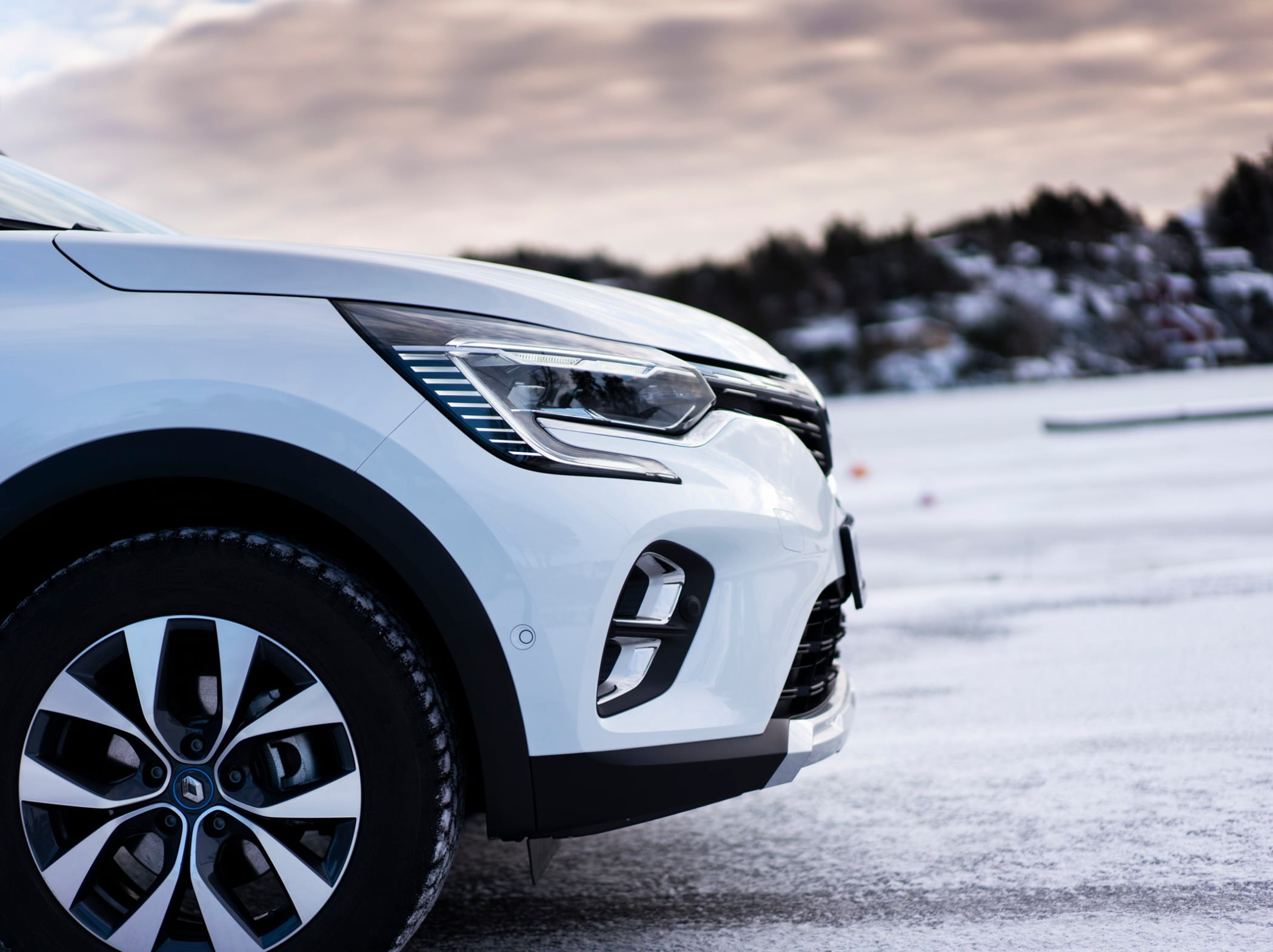 Automotive lighting, Tire, Wheel, Vehicle, Car, Sky, Grille, Cloud, Hood