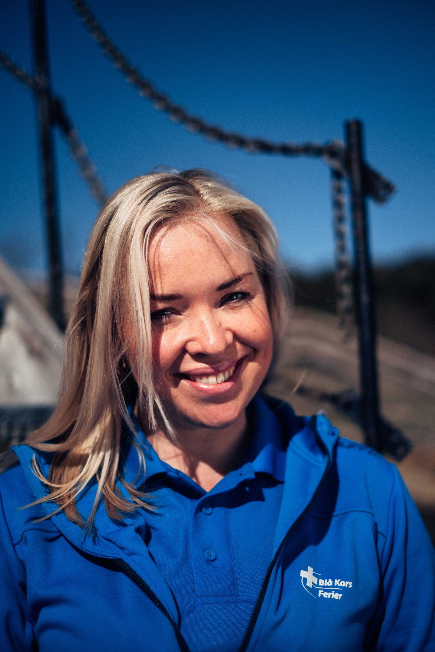 Flash photography, Skin, Chin, Sky, Smile, Outerwear, Blue, Azure, Sleeve, Lighting