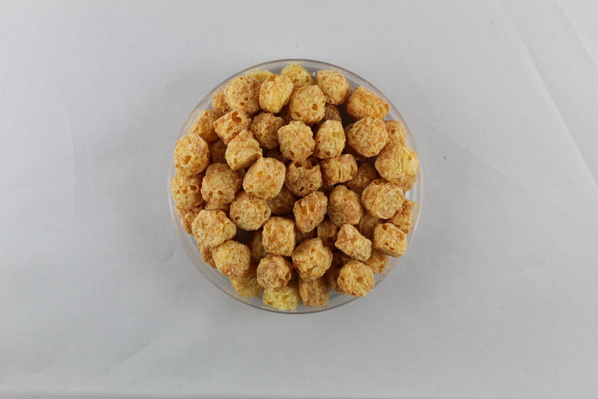 Puffed snacks, Crunchy snacks, Garbanzo puffs, Glass bowl, Tablecloth