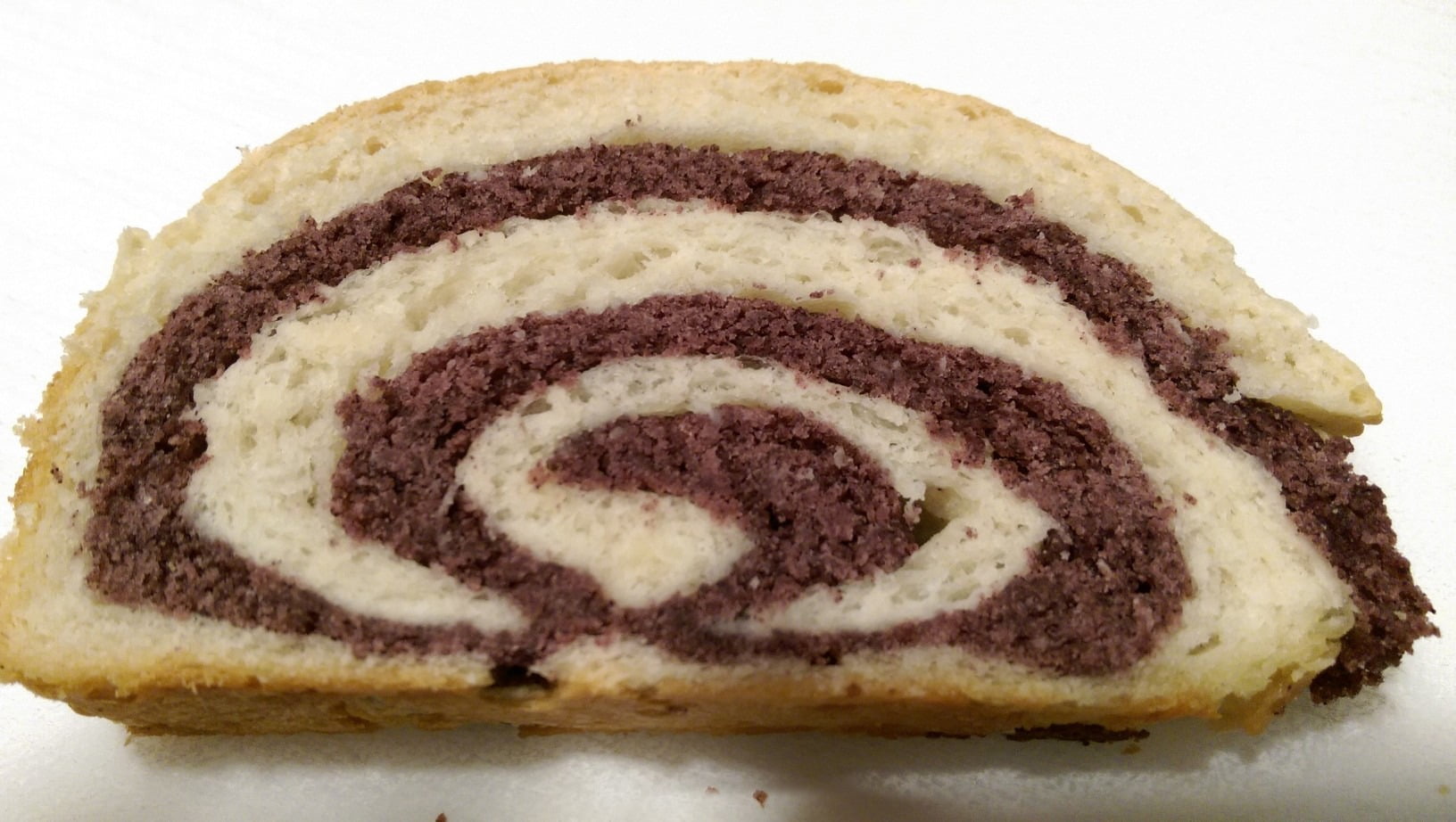 Sweet roll, Bread, Slice, Swirl, Cocoa, Staple food, Ingredient, Roulade, Cake, Recipe