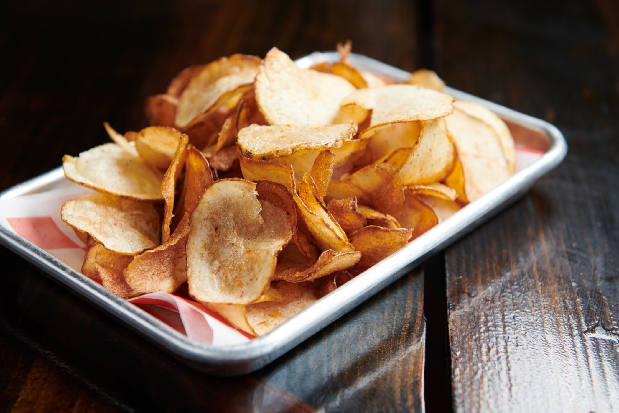 Potato chips, Metal tray, Table, Wood, Paper napkin, Crunchy snack