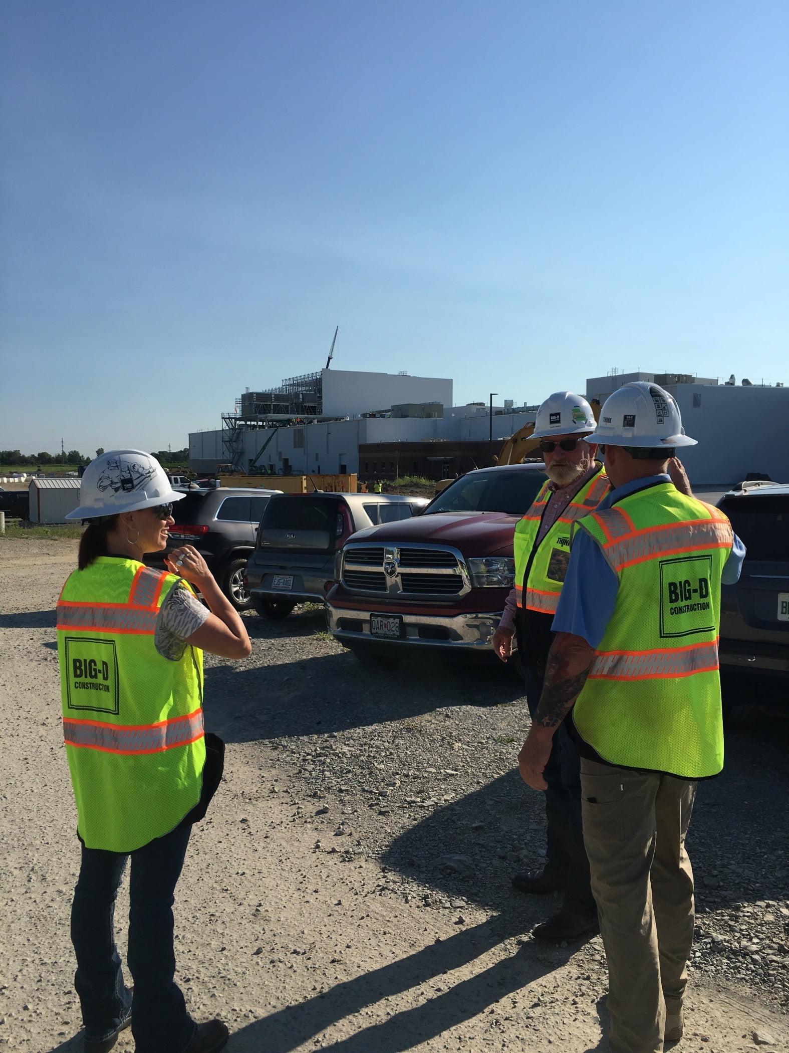 High-visibility clothing, Hard hat, Motor vehicle, Sky, Workwear, Tire, Car, Wheel