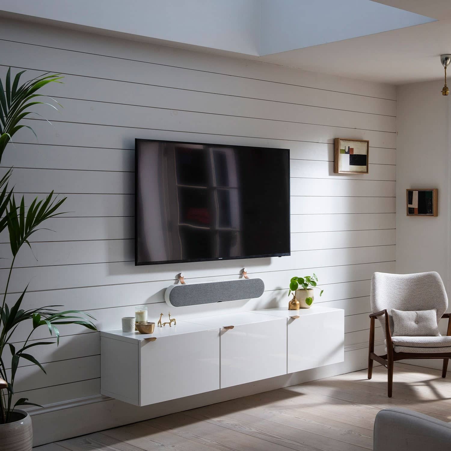 Interior design, Wall, Ceiling, Tile, Floor, Property, Furniture, Bathroom, White, Room