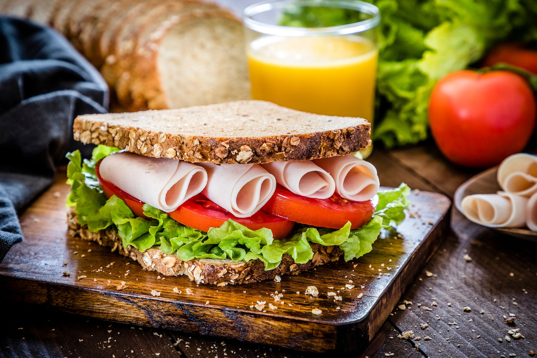 Staple food, Tableware, Ingredient, Plate, Recipe, Sandwich, Bun, Cuisine, Dish