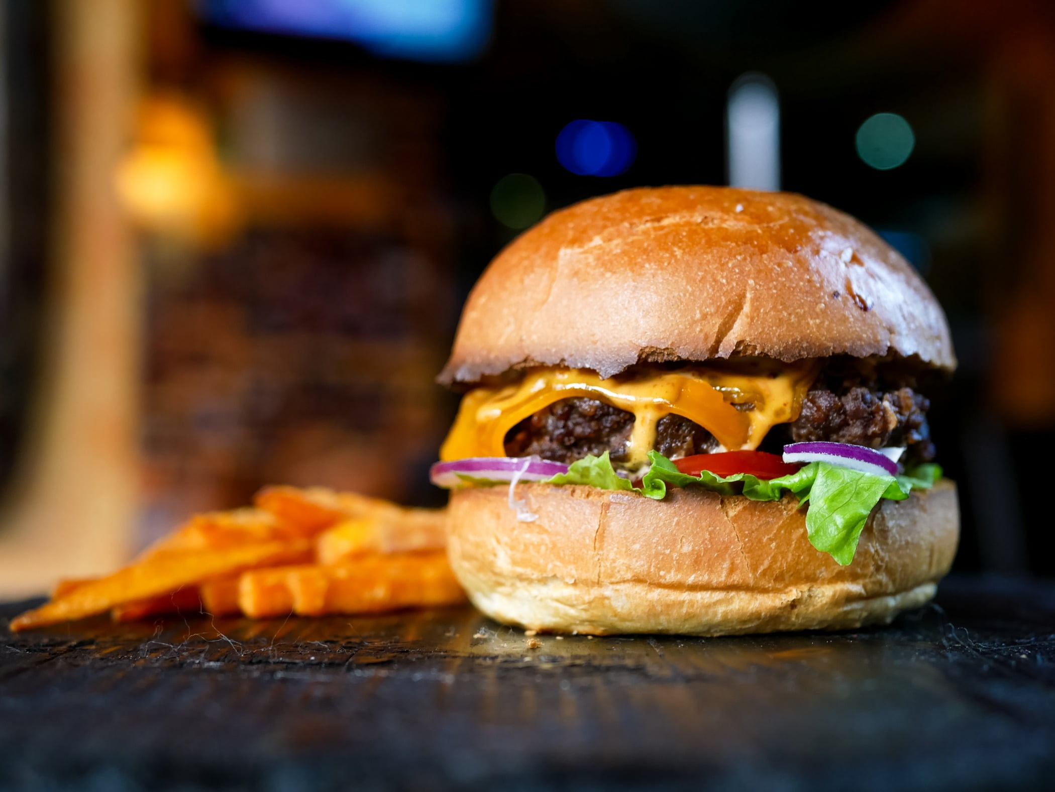Staple food, Baked goods, Bun, Sandwich, Tableware, Ingredient, Recipe, Hamburger