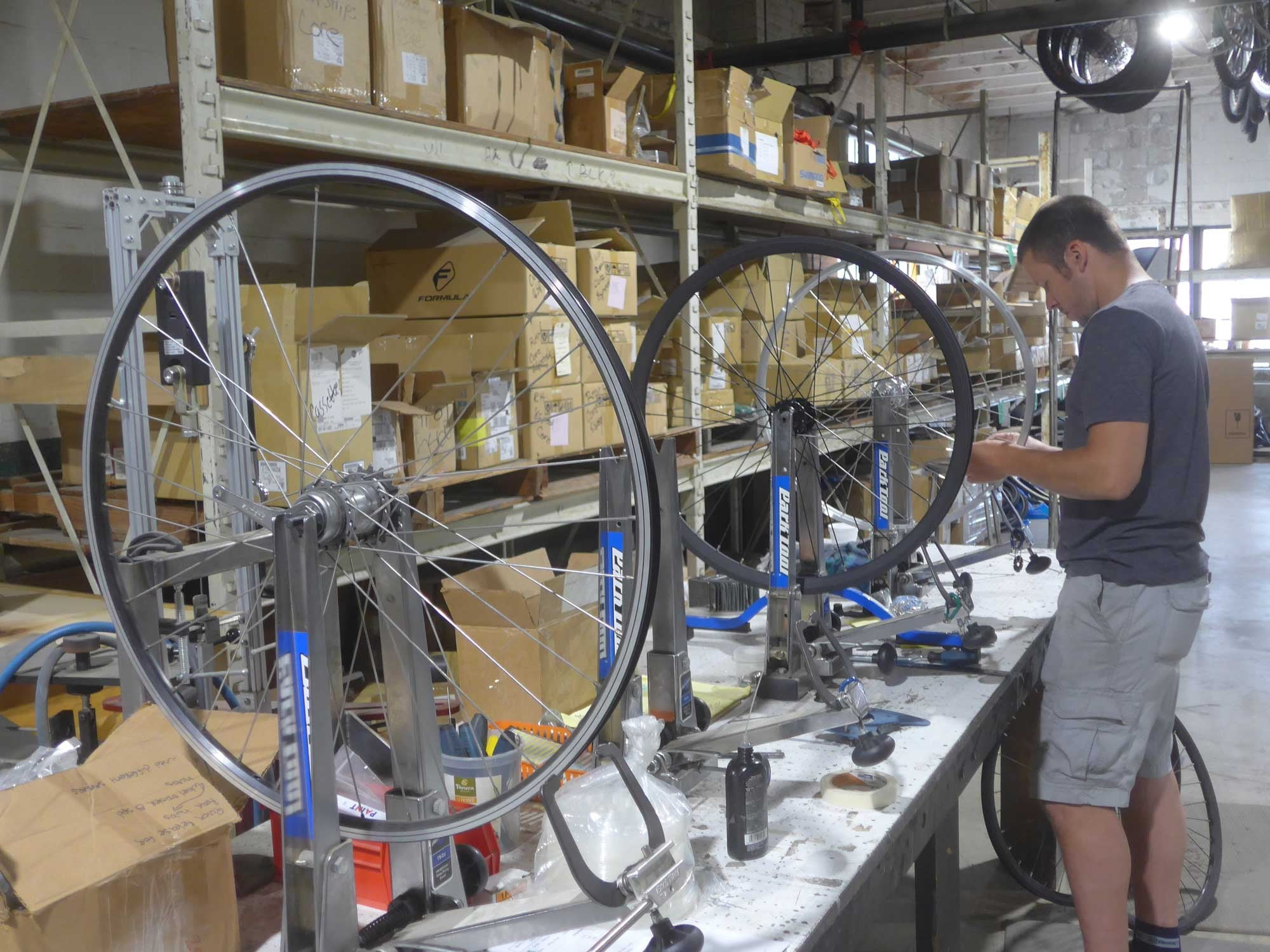 Bicycles--Equipment and supplies, Bicycle frame, Automotive tire, Motor vehicle, Wheel, Crankset