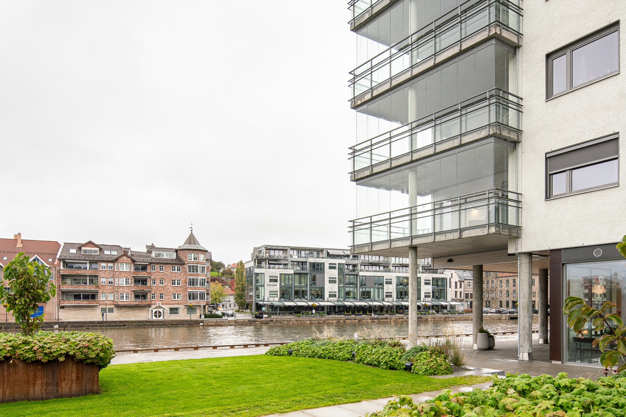 Urban design, Residential area, Plant, Sky, Building, Architecture, Condominium, Grass