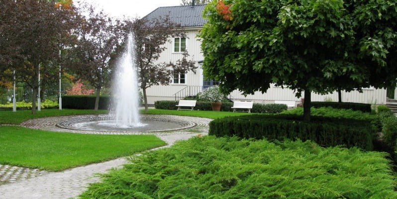 Real estate, Water feature, Groundcover, Lawn, Garden, Fountain, Shrub, Green, Plant, Grass