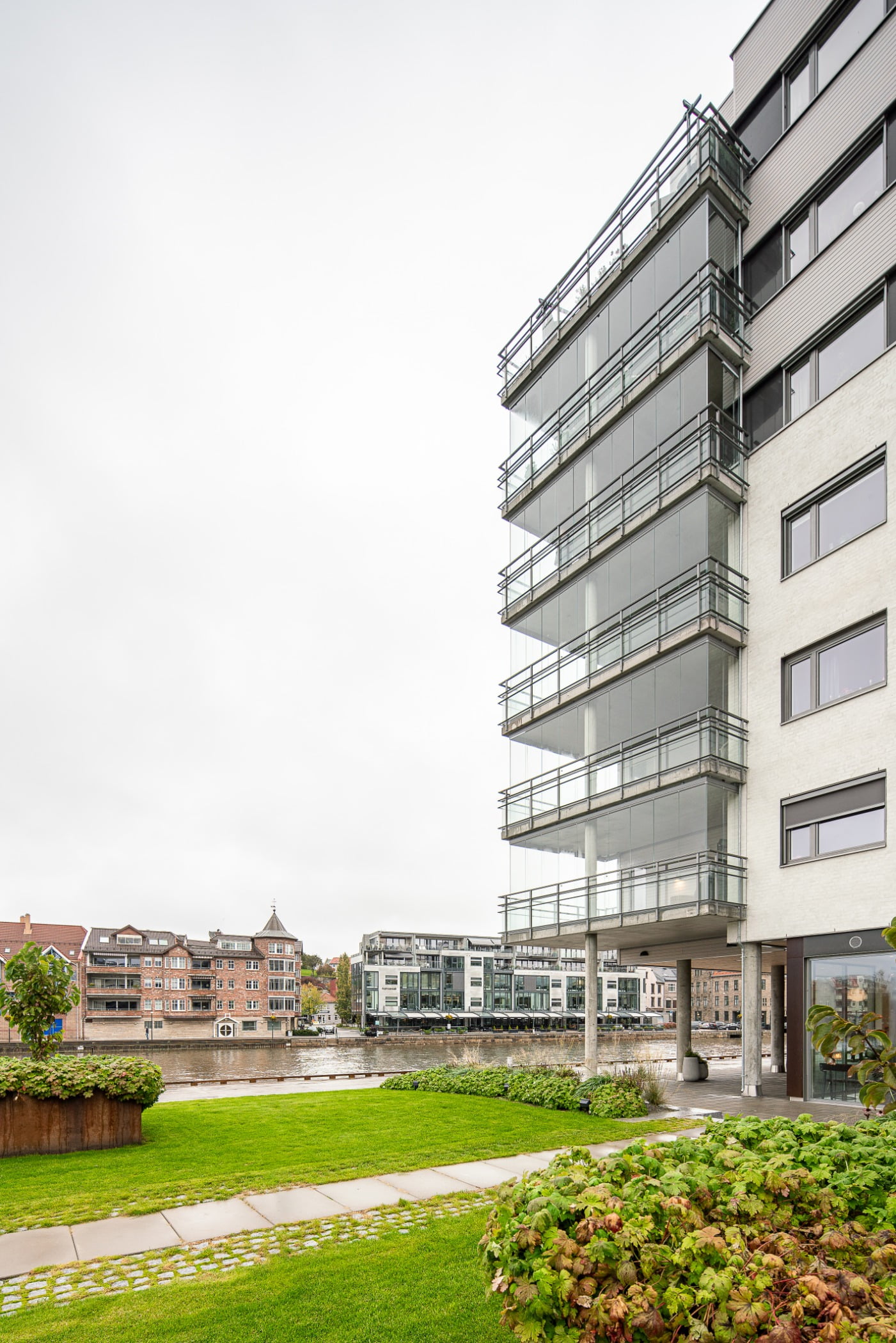 Urban design, Tower block, Residential area, Plant, Building, Sky, Grass, Condominium, Neighbourhood