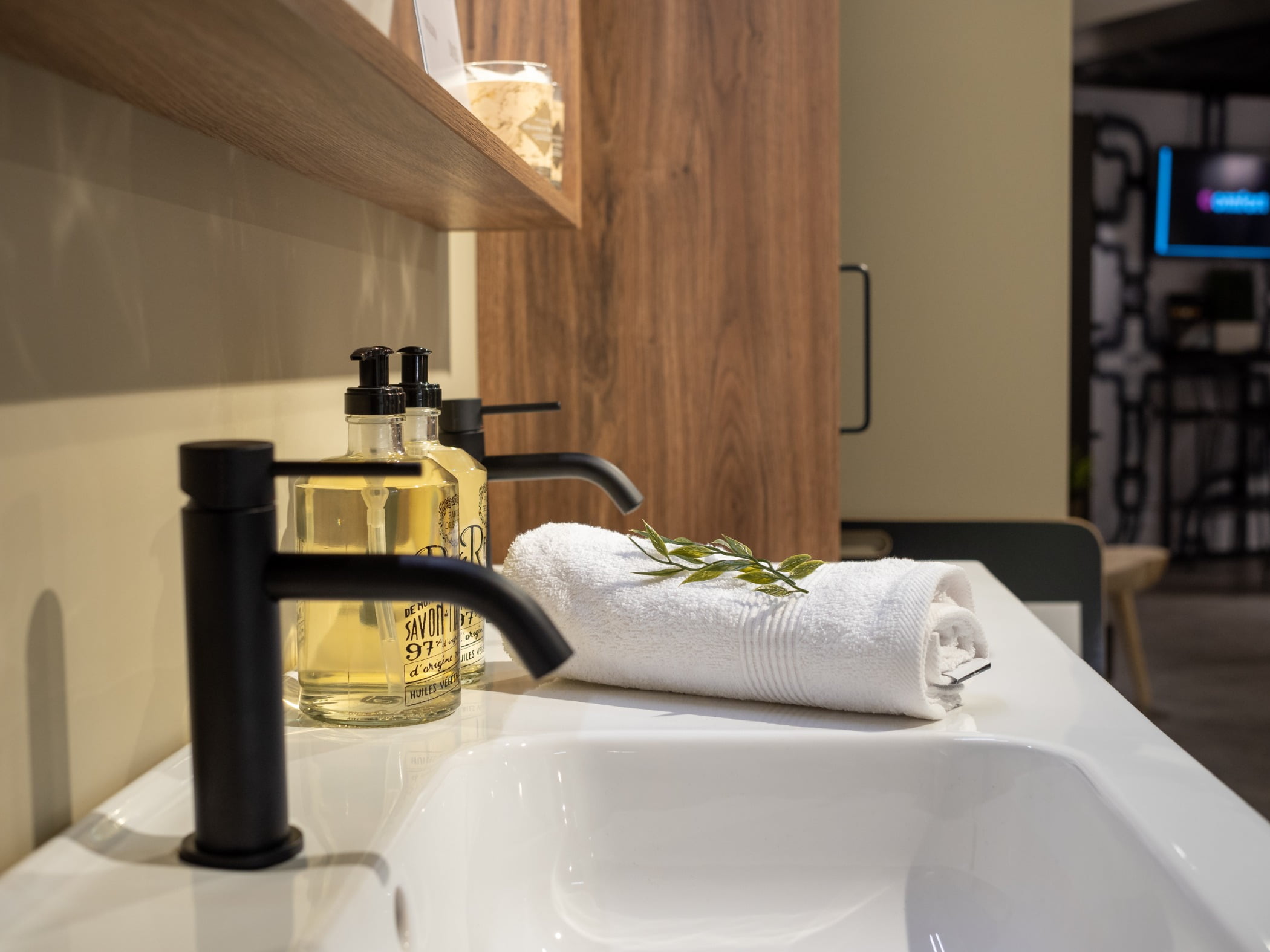 Plumbing fixture, Interior design, Property, Tap, Fluid, Lighting, Bathroom, Bathtub, Floor