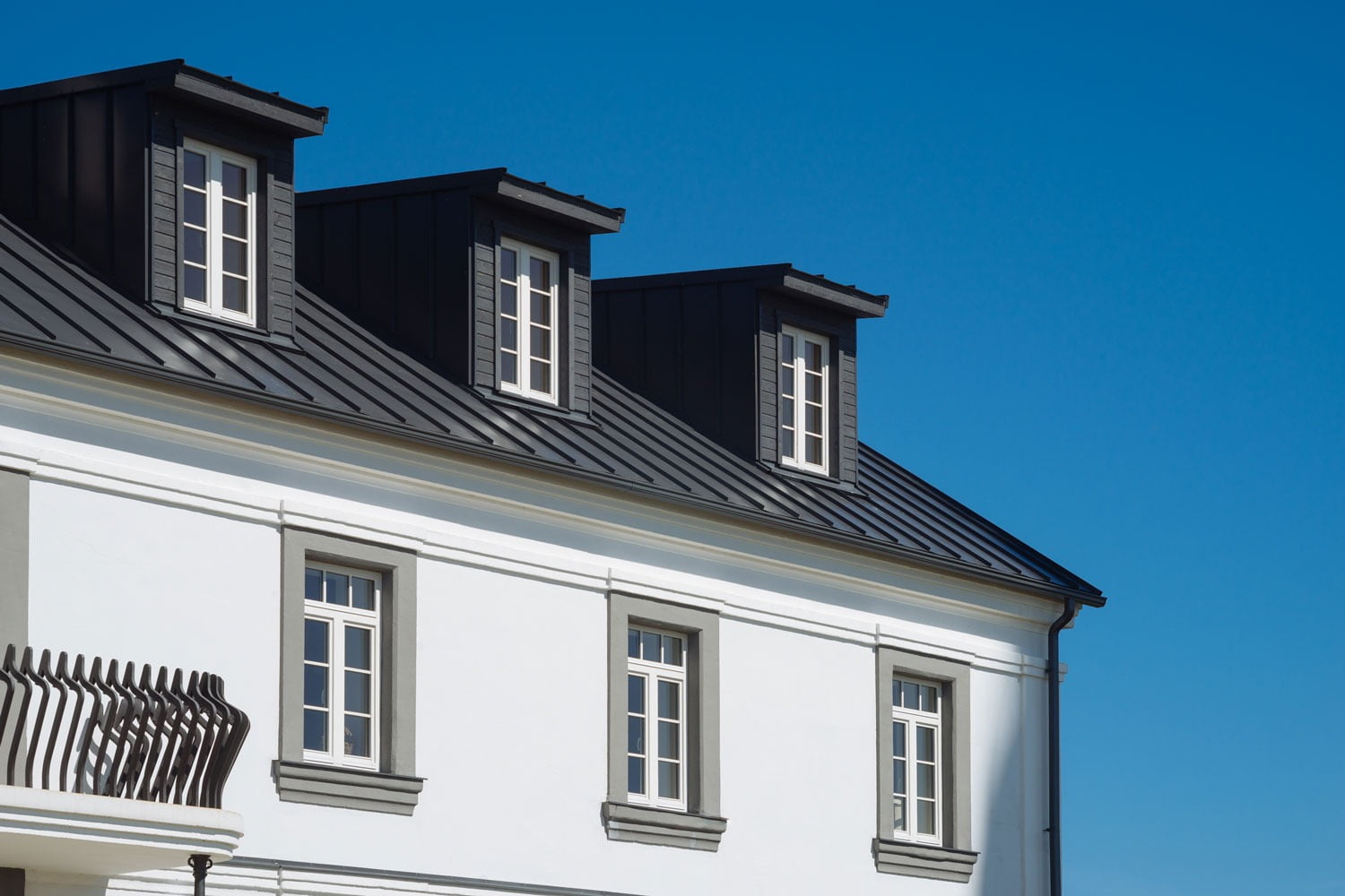 Sky, Building, Window, Fixture, House, Rectangle