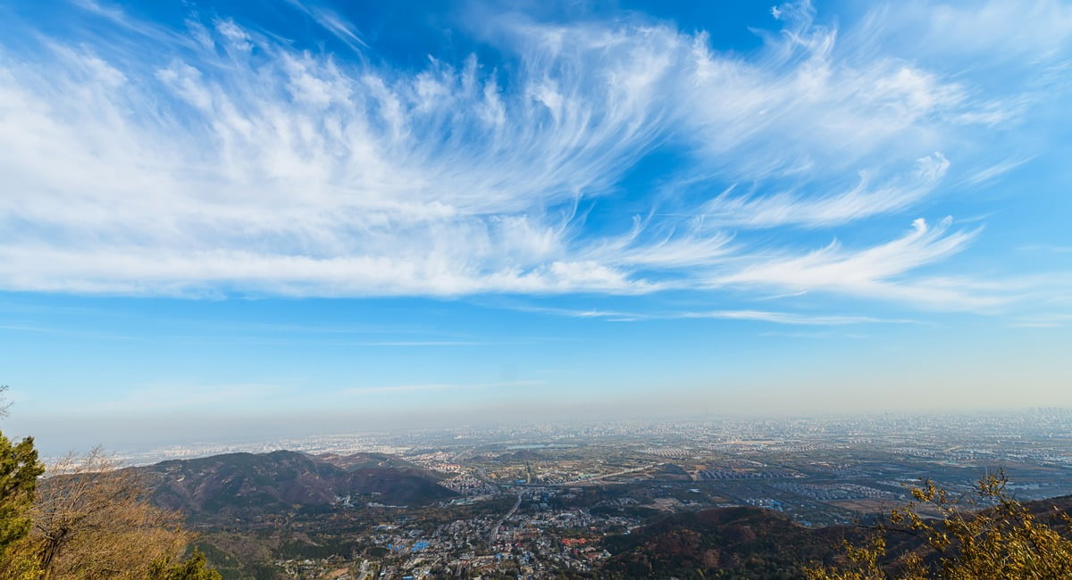 Natural landscape, Atmospheric phenomenon, Sky, Cloud, Atmosphere, Plant, Azure, Highland, Sunlight, Cumulus