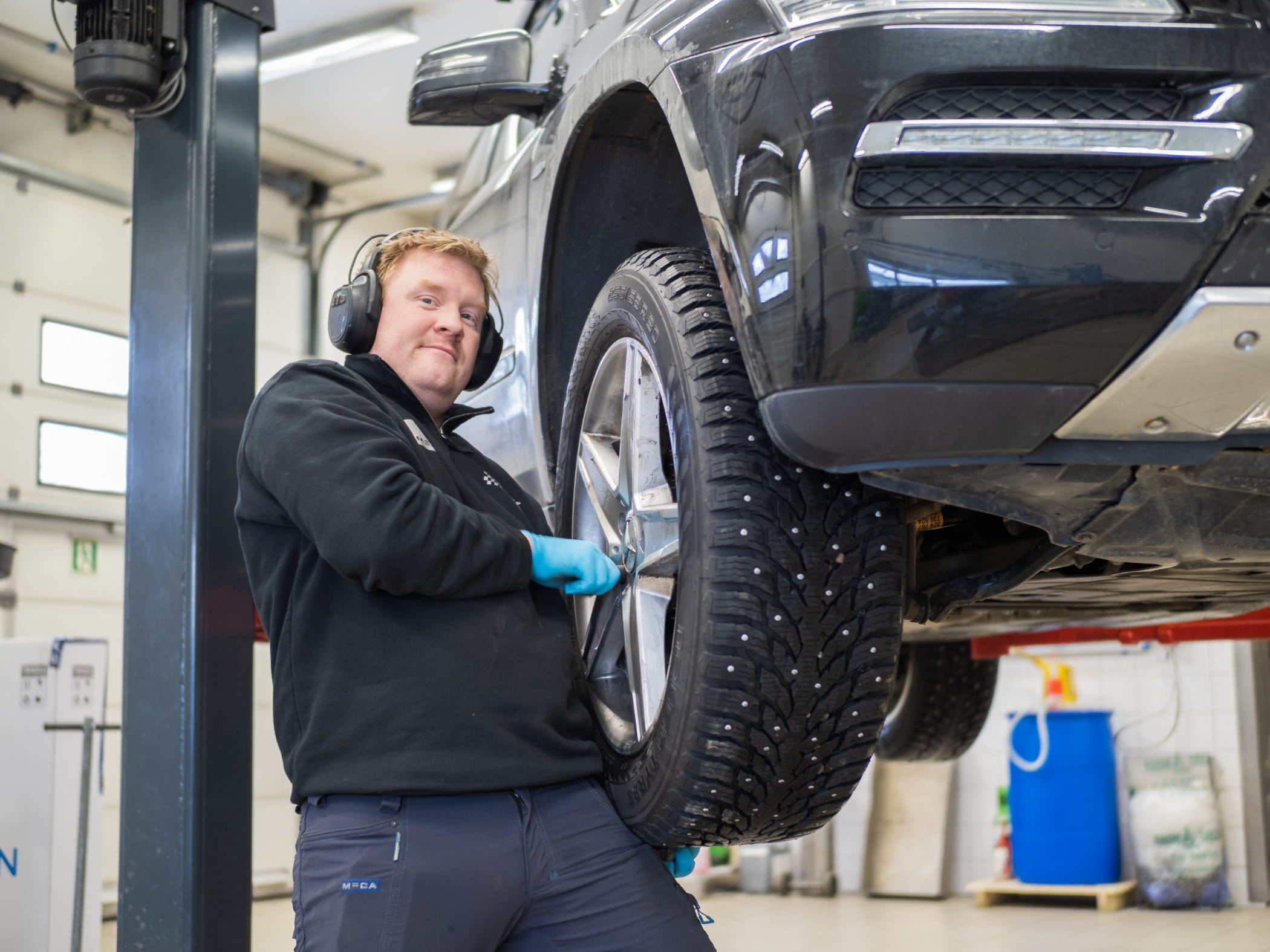 Automotive tire, Motor vehicle, Wheel, Smile, Hood, Car, Tread