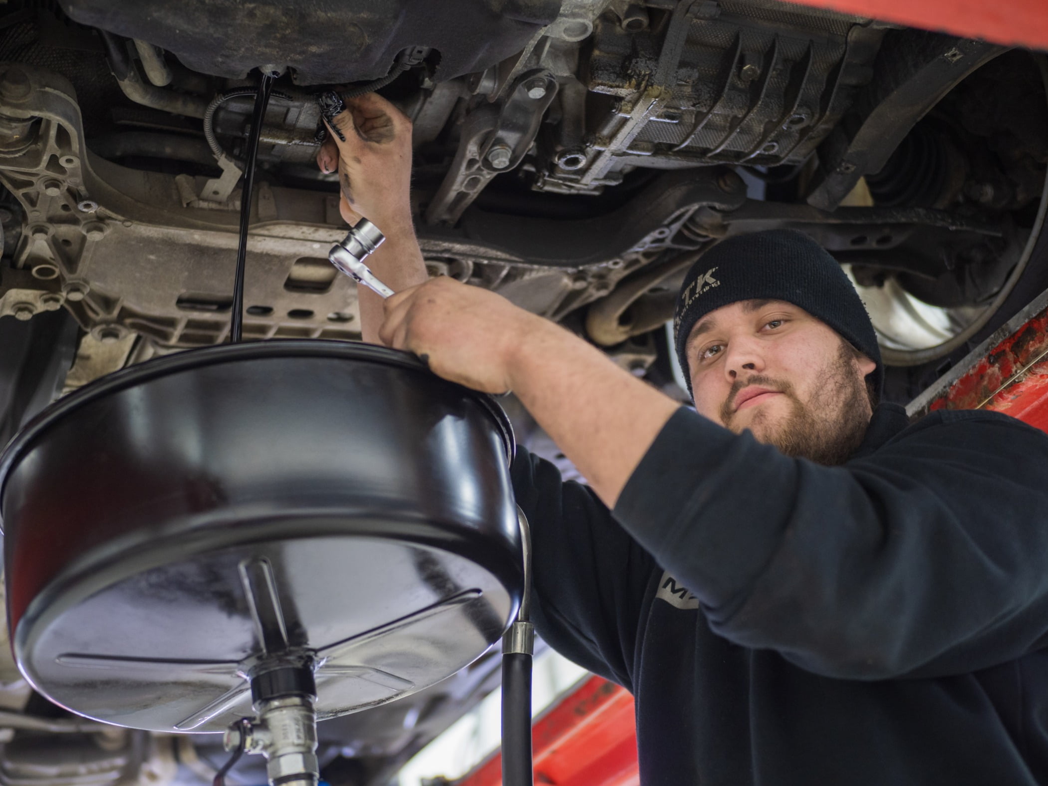 Motor vehicle, Automotive tire, Flash photography, Auto mechanic, Hood, Workwear, Rim