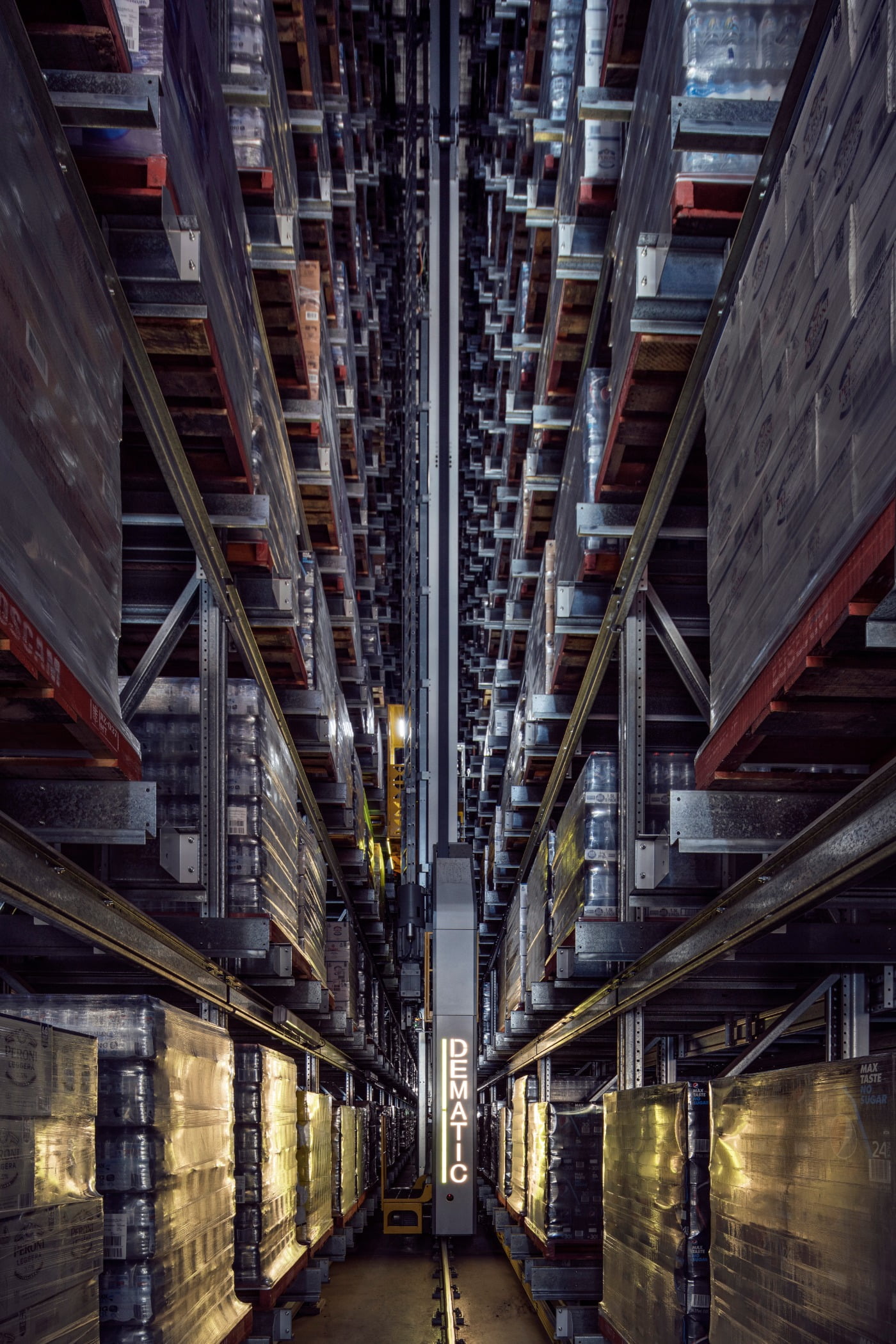 Urban area, Metal, Iron, Parallel, Ceiling, Amber, Line, Architecture, Infrastructure, Brown