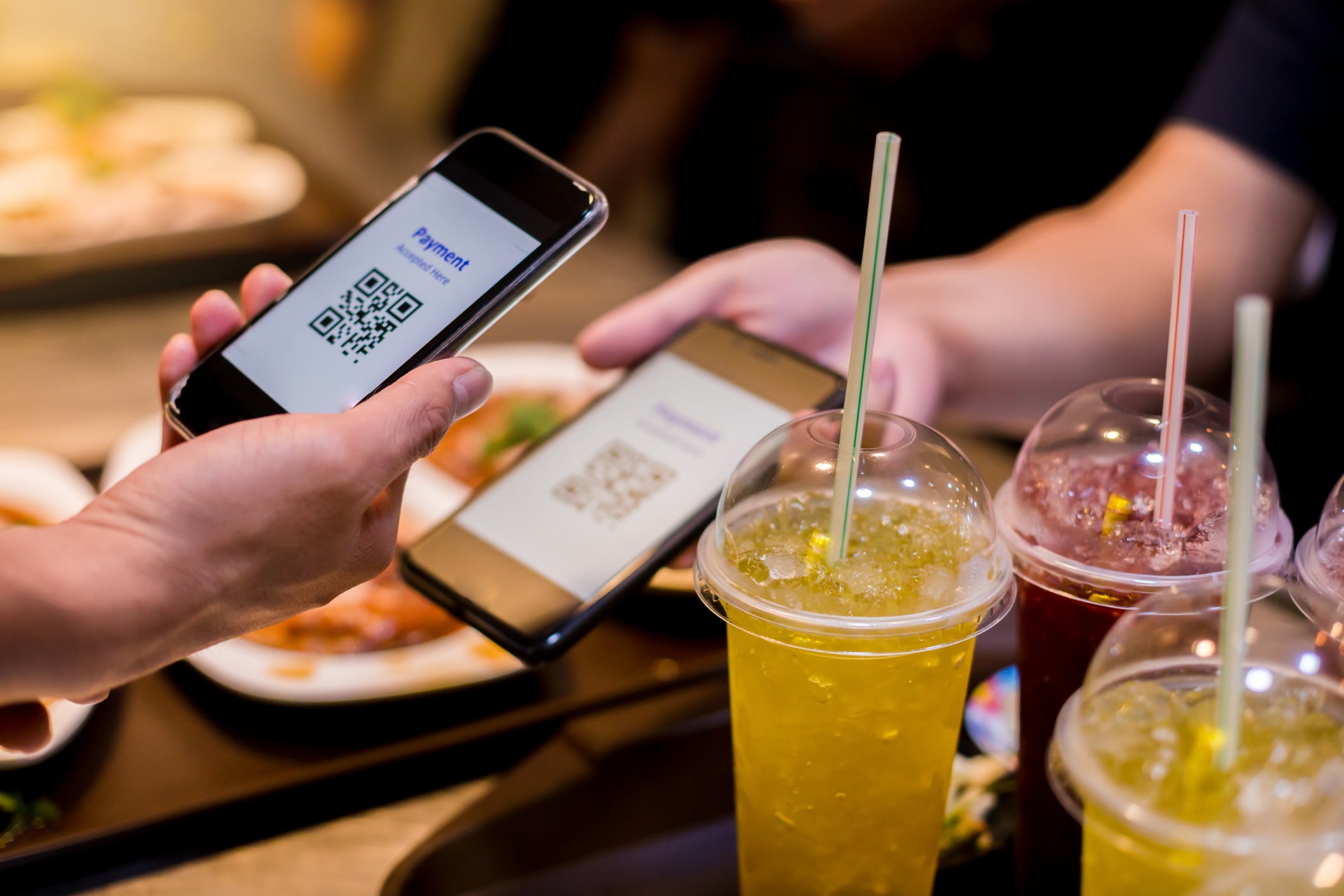 Drinking straw, Communication Device, Hand, Food, Tableware, Table, Juice, Cocktail, Gesture, Telephony